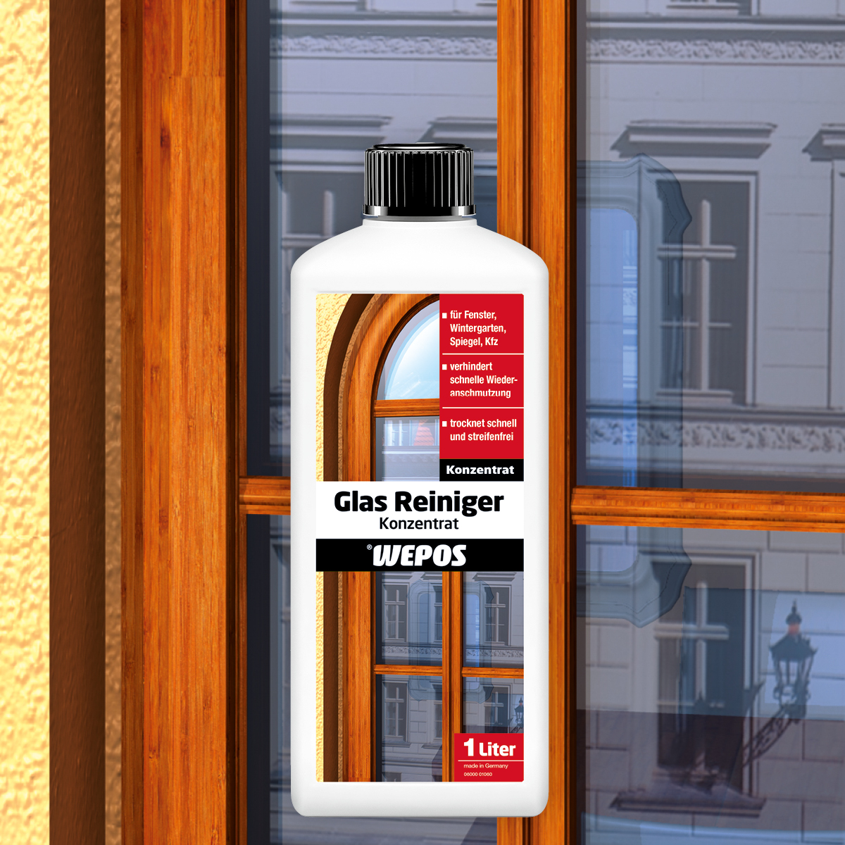 Glas Reiniger Konzentrat Kunststoffflasche: Wepos Glasreiniger Konzentrat vor Fenster