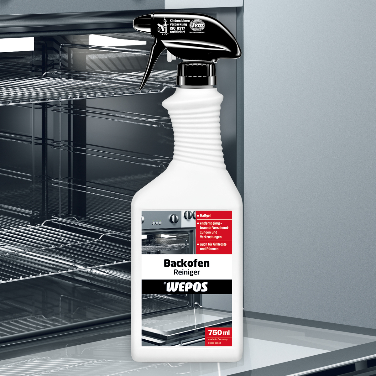 Oven, Grill & BBQ Cleaner Sprühflasche Backofenreiniger vor offenem Backofen